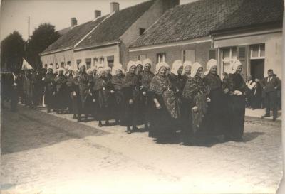 Vrouwen van schuttersgilde op gildenfeest te Essen (1927)