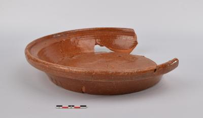 Diep bord in roodbakkend aardewerk 