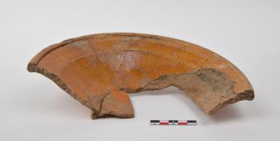 Bord in roodbakkend aardewerk