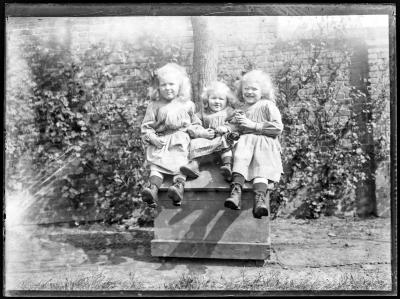 Drie kinderen en een hondenhok