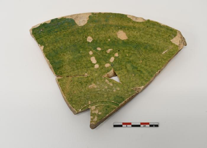 Bord in Maaslands aardewerk