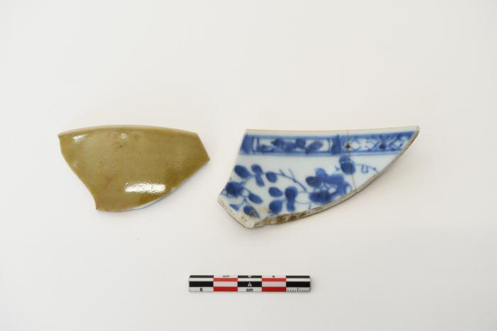 Randragmenten van een kom in Aziatisch porselein