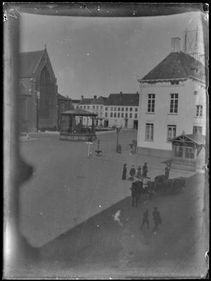 Grote Markt van Turnhout met stadhuis en muziekkiosk