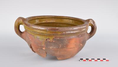 Pot in roodbakkend aardewerk