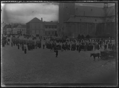 Kolonne Duitse soldaten op de Grote Markt van Turnhout