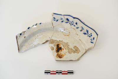 Fragment van een bword in industrieel witbakkend aardewerk