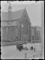 Taxibus vóór 1904 aan zuidkant van St. Pieterskerk.