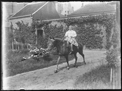 Jong meisje op paard in tuin