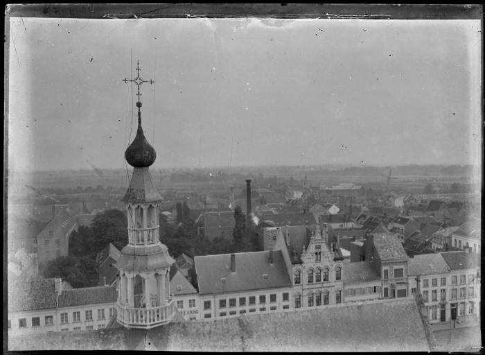 Vlieringtorentje van de Sint Pieterskerk op de Grote Markt van Turnhout genomen vanuit de kerktoren