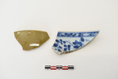 Randragmenten van een kom in Aziatisch porselein