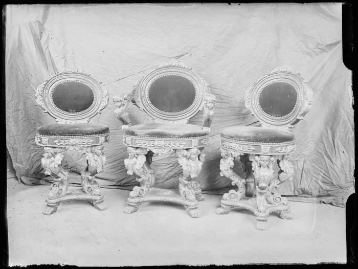 Drie versierde kerkstoelen