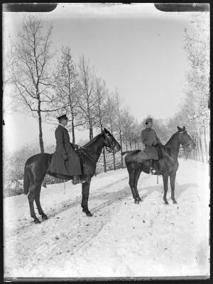 Militaire ruiters in een sneeuwlandschap