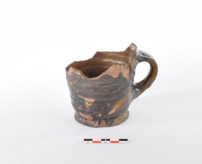 Kop / drinkbeker in roodbakkend aardewerk 