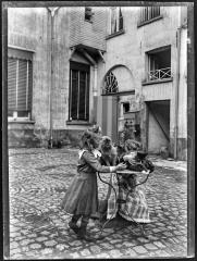 Twee meisjes met hond en kat