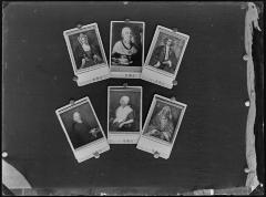 Foto van zes kaartjes vastgemaakt op een plaat