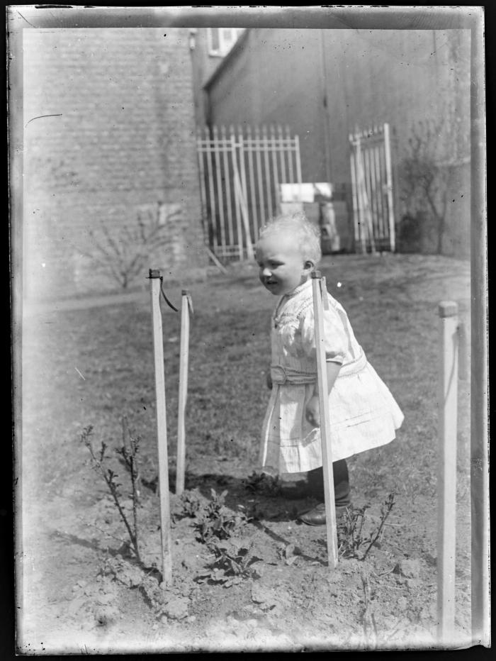Peuter ten voeten uit in de tuin