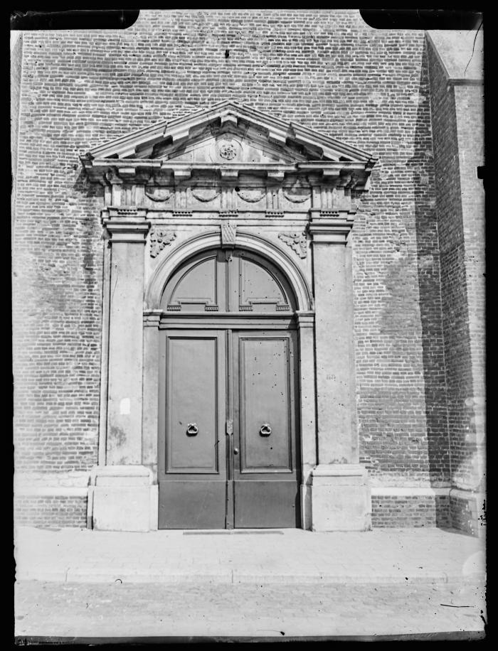 St. Pieterskerk / exterieur / ingangspoort