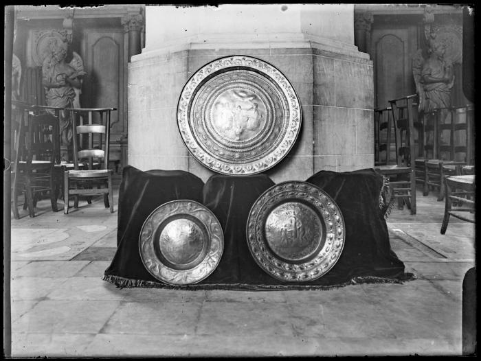 Drie schotels voor een kerkpilaar in Sint-Pieterskerk (biechtstoel op de achtergrond)