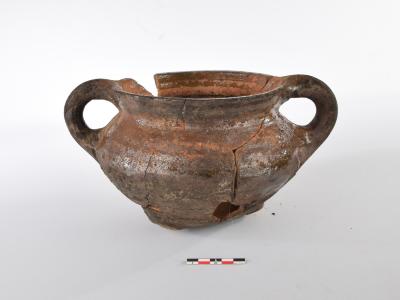 grape in roodbakkend aardewerk