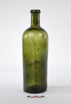 Fles in vormgeperst groen glas