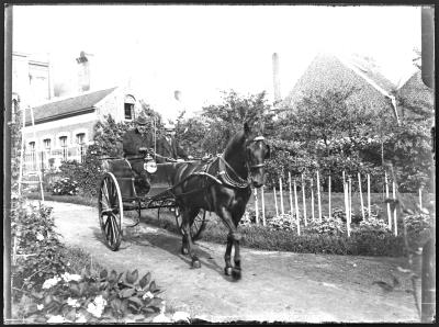 Twee mannen in een karos