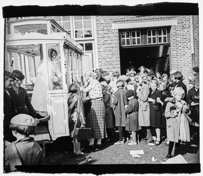 Kinderen aan een frietkraam