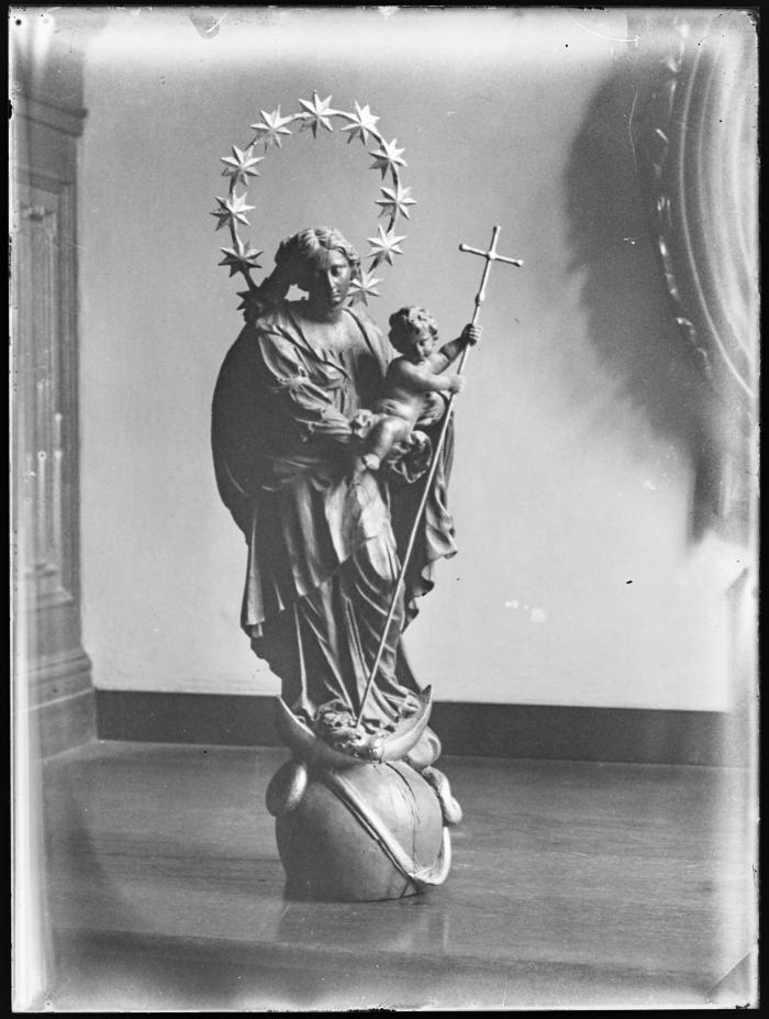 St. Pieterskerk / sculptuur O.L. Vrouw met kind (slang)