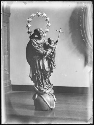 St. Pieterskerk / sculptuur O.L. Vrouw met kind (slang)