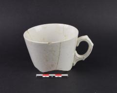 Kop in industrieel witbakkend aardewerk