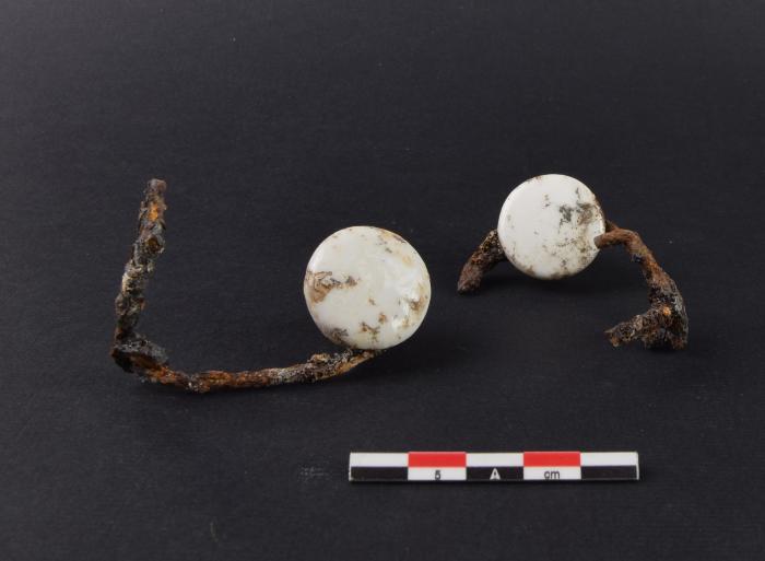 Twee witglazen stop van bierflessen