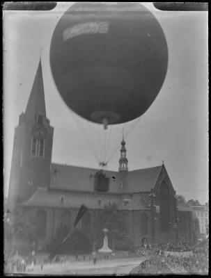 Oplaten van luchtballon op de Grote Markt tijdens de kermis