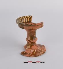 Zoutvaatje in roodbakkend aardewerk met slibversiering