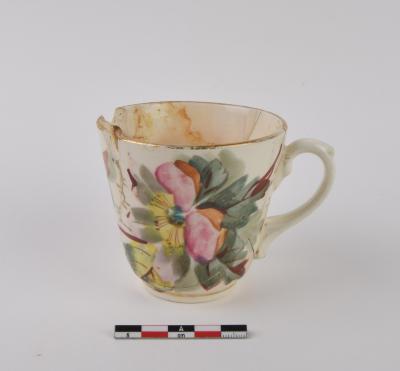 Kop met bloemendecor