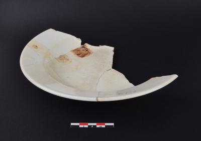 Bord in industrieel witbakkend aardewerk