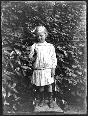 Portret van een meisje staande op een stoel