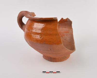 Pispot in roodbakkend aardewerk