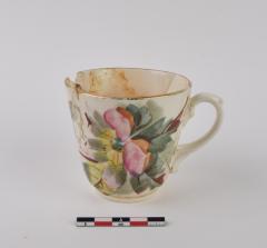 Kop met bloemendecor