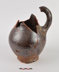 Kan in roodbakkend aardewerk