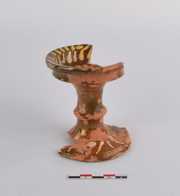 Zoutvaatje in roodbakkend aardewerk met slibversiering