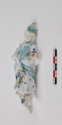 Beeldje in europees porselein van een vrouw 