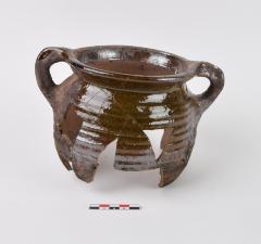 grape in roodbakkend aardewerk