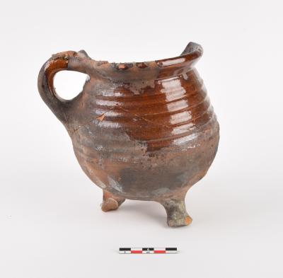 Grape in roodbakkend aardewerk