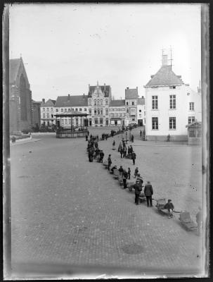 Markt aan de oostzijde tijdens WO I : mensen met kruiwagens