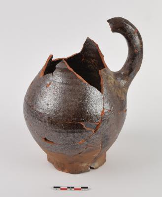 Kan in roodbakkend aardewerk