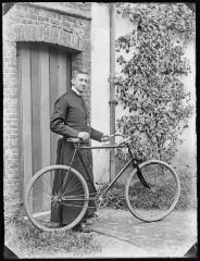 Geestelijke met een fiets