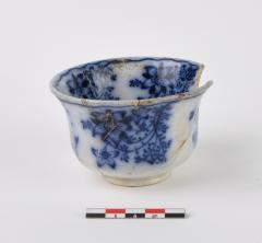 Kop in Europees porselein met veelkleurig floraal decor