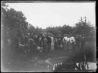 Groepsfoto van een familie bij een water