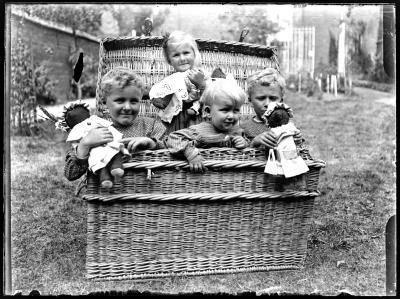 Vier kinderen in een mand