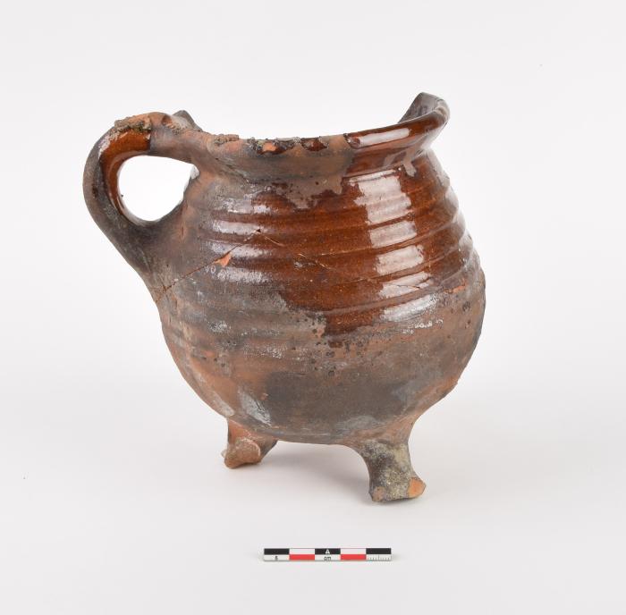 Grape in roodbakkend aardewerk