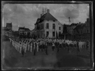 Turnfeesten ± 1920 tussen stadhuis en kiosk